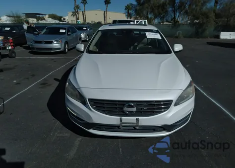 2015 Volvo S60 T5 Platinum z USA, uszkodzony, nr VIN YV126MFD8F1309916